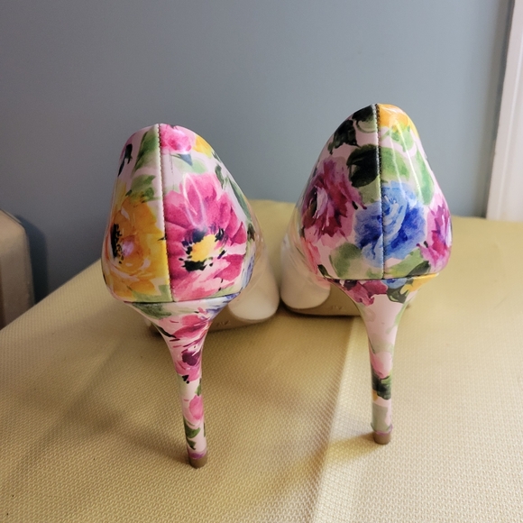 Women's Christian Siriano White Floral Heels Size 7W - Picture 3 of 9